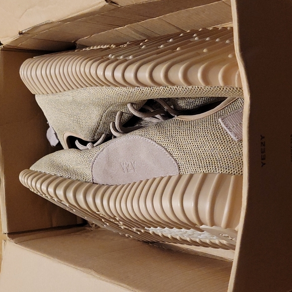 RARE NEW IN THE BOX ADIDAS YEEZY BOOST 350 V2 SNEAKERS. THEY ARE AUTHENTIC. - Picture 4 of 16